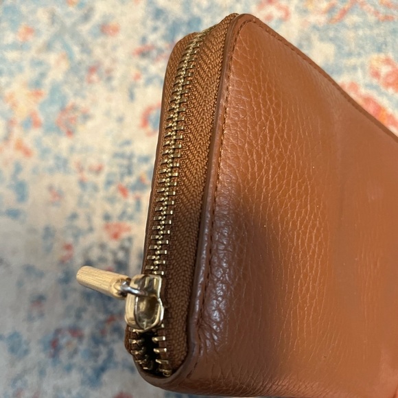 Cuyana pebbled leather wallet in caramel/chestnut - Picture 7 of 9